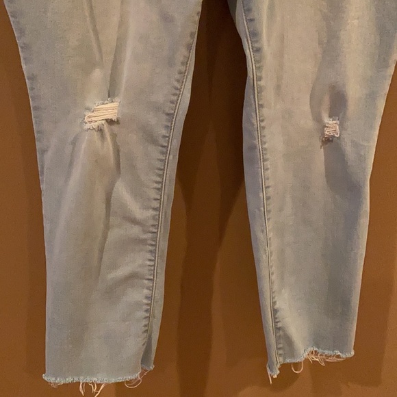 🎉Crown & Ivy High Rise Skinny Crop Distressed Frayed Denim Jeans Size 22W - Picture 3 of 6